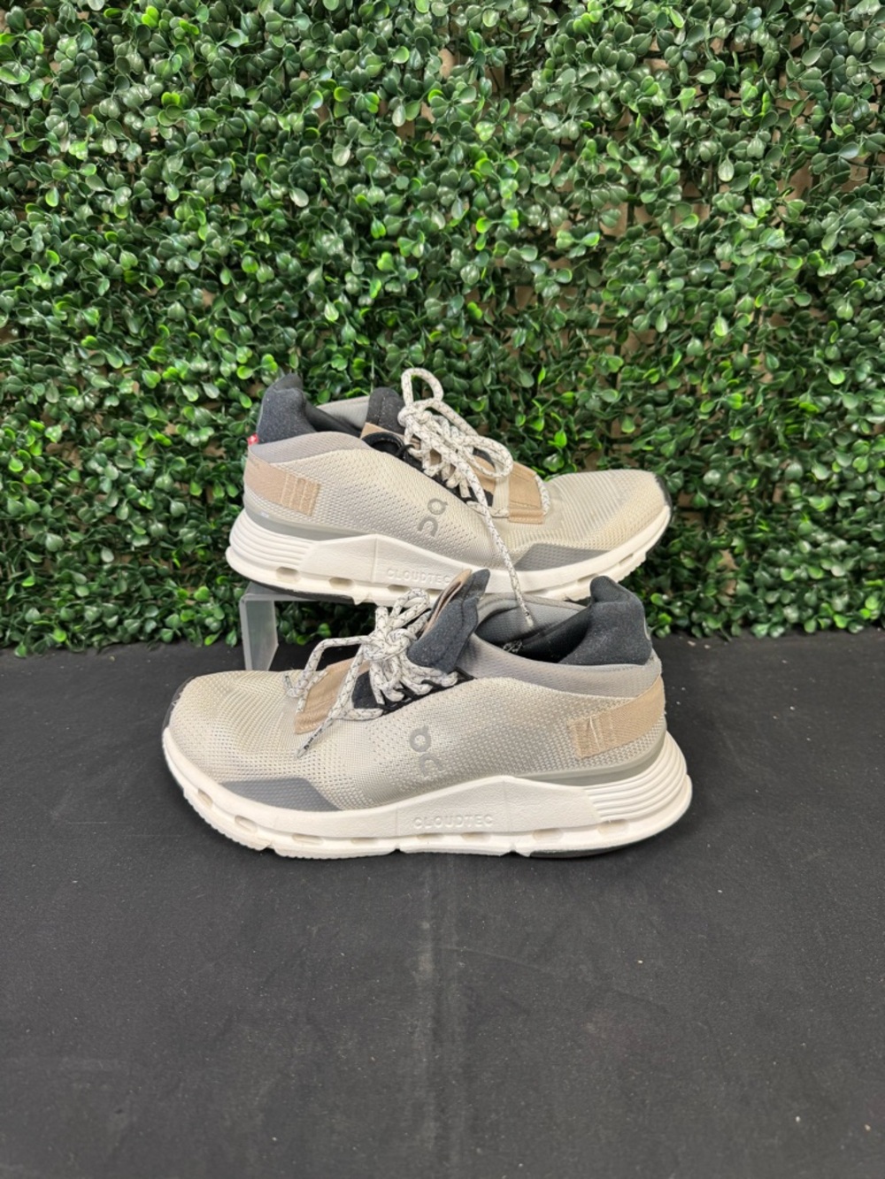 On Running Women’s Sneakers in Beige and Gray